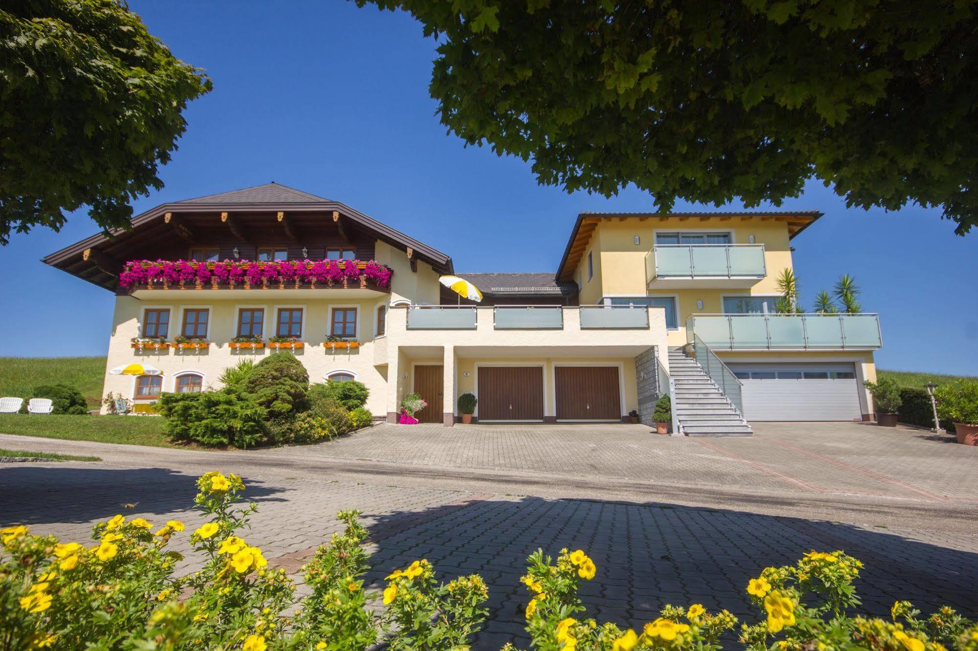 Gaestehaus Stabauer Мондзее Экстерьер фото